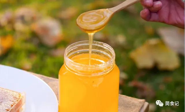 如何用水辨别真假蜂蜜教你一招,怎么辨别真假蜂蜜假蜂蜜不能喝