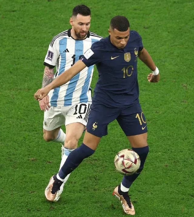 一碰就倒，一倒就是点球！球迷：一场造神运动！直接颁奖吧！