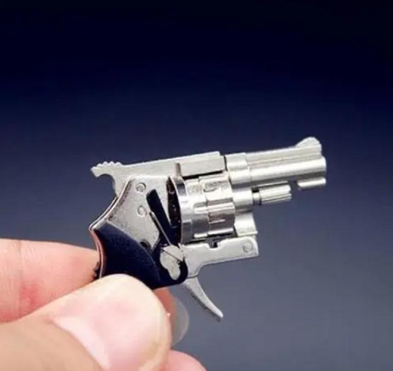 厦门一男子因贩卖枪型钥匙扣被抓,男子售卖钥匙扣