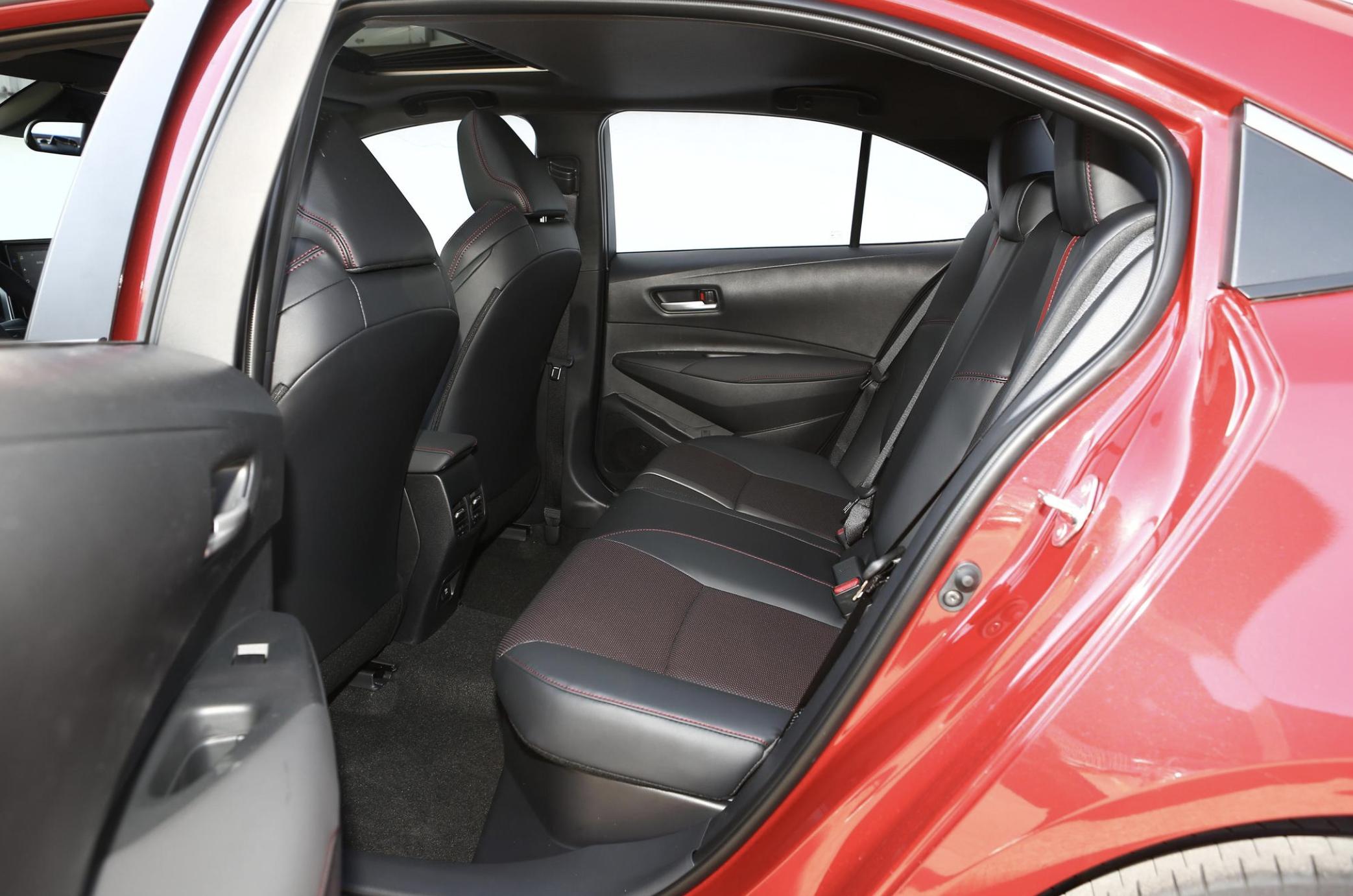 家用买丰田雷凌好还是大众速腾好,速腾1.2t跟雷凌1.2t哪个值得买