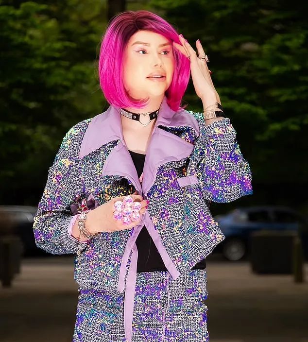 痴迷韩团的英国小哥整成韩国欧巴后又变成韩国女性，如今却后悔了