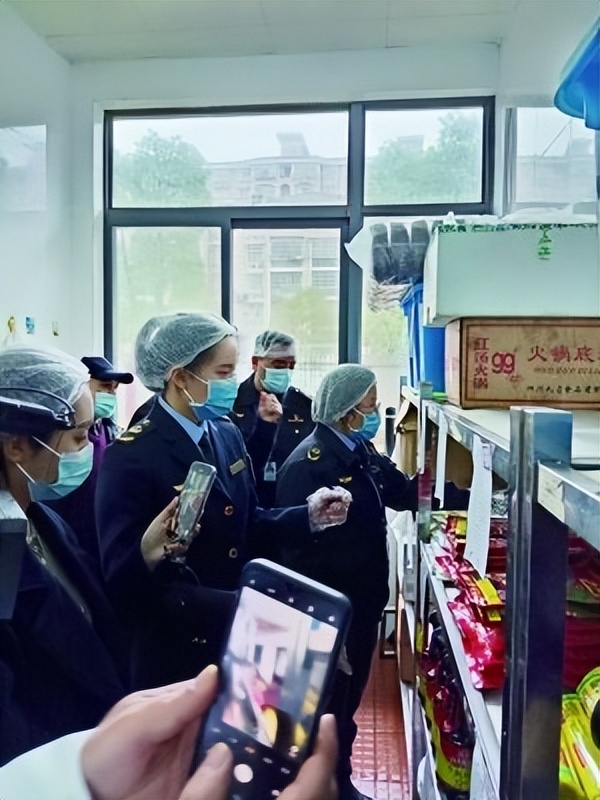 江西新东方烹饪学校食堂有蟑螂,大学食堂有死蟑螂