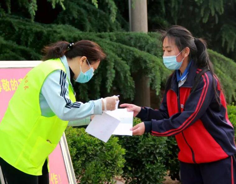 尿急女生遇见老师拖堂，小声催促了句“快走”，不料引发严重后果