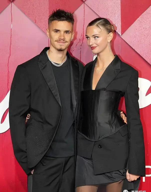 贝嫂狂晒48岁小贝半裸翘臀照，全球网友狂欢：谢嫂子带看男菩萨！