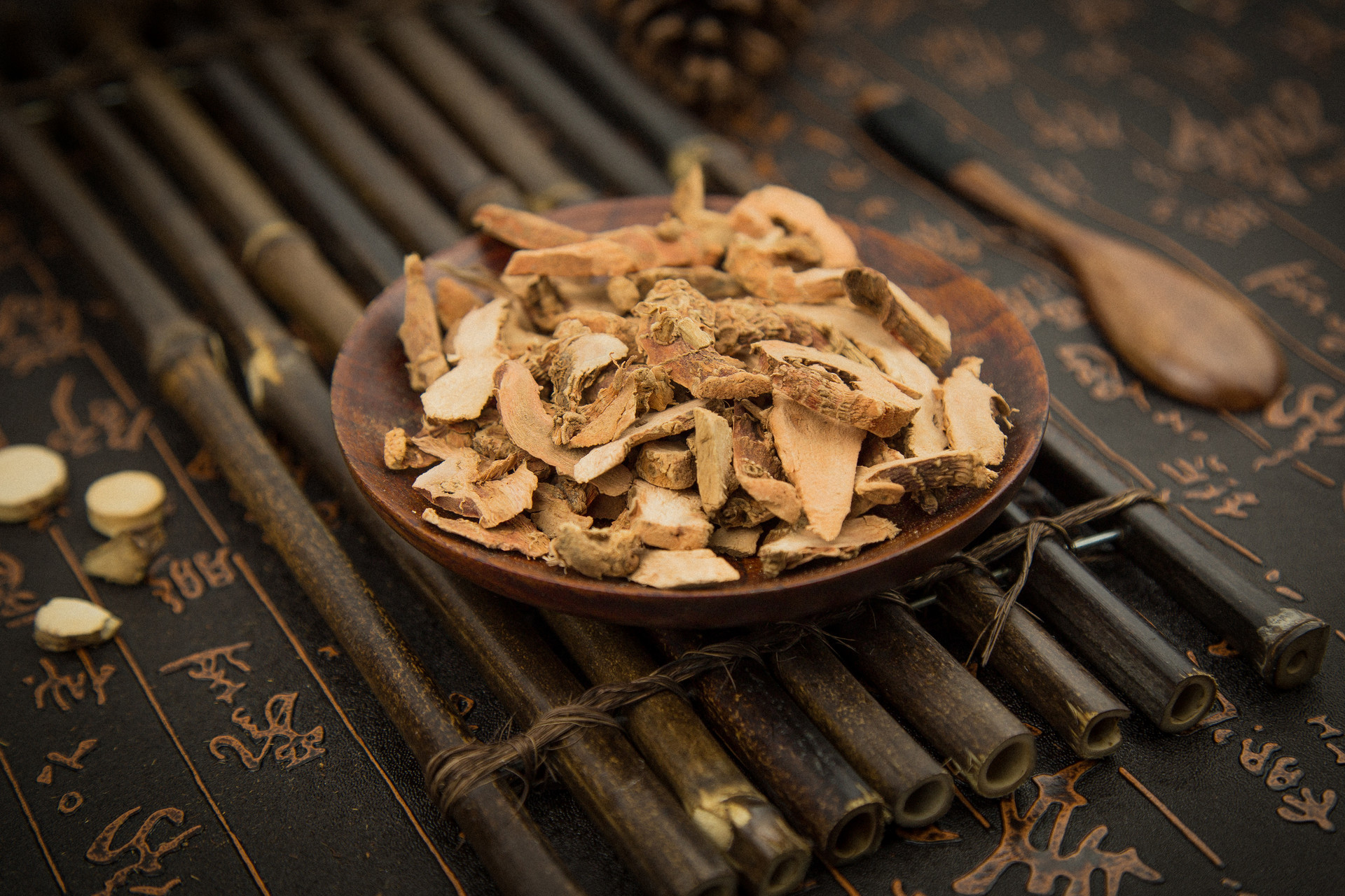 舌苔中间一道竖裂纹是癌症舌象吗,舌象凹陷有裂纹舌苔黄是什么原因