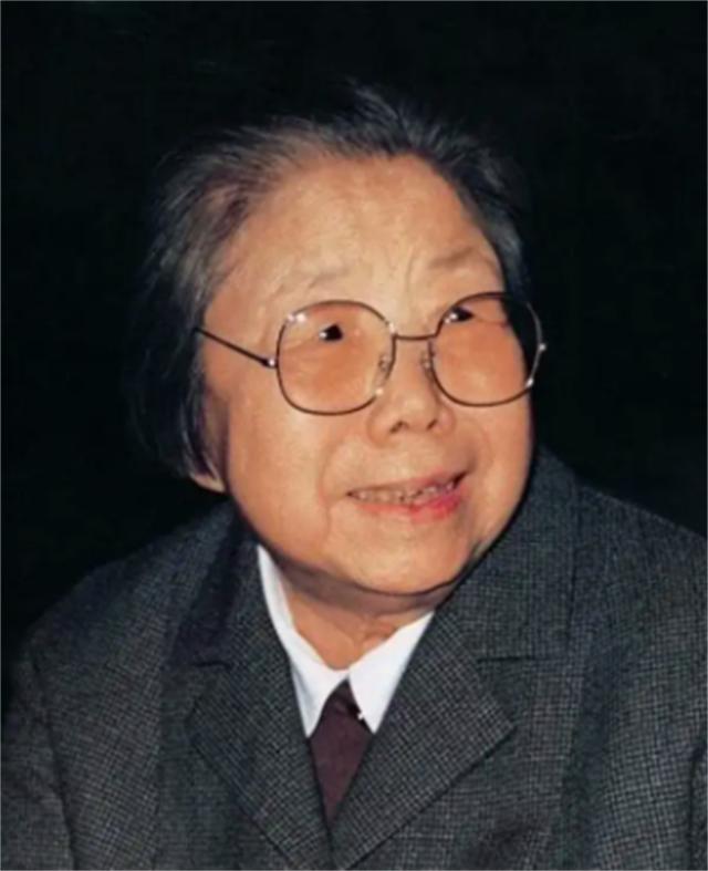 *颖超邓**去世，聂帅女儿聂力哭着扑向骨灰盒：邓妈妈再让我吻你一次