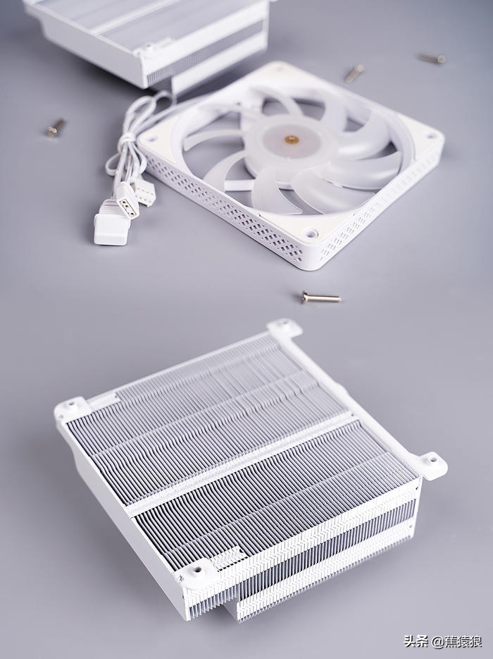 12600K+STRIXB660-I+RTX3060，AKLLAA5立式ITX机箱装机展示