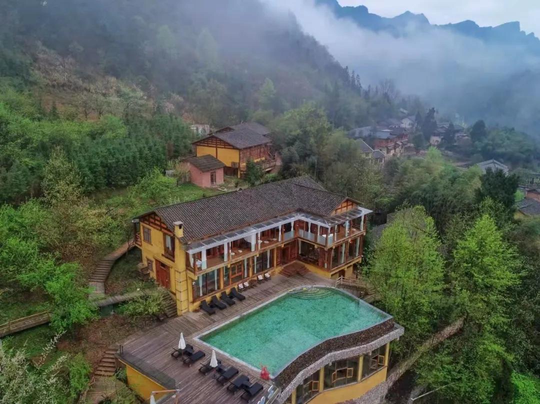 神仙眷侣辞掉高薪工作，爆改废弃山谷，悬崖高空造无边恒温泡池