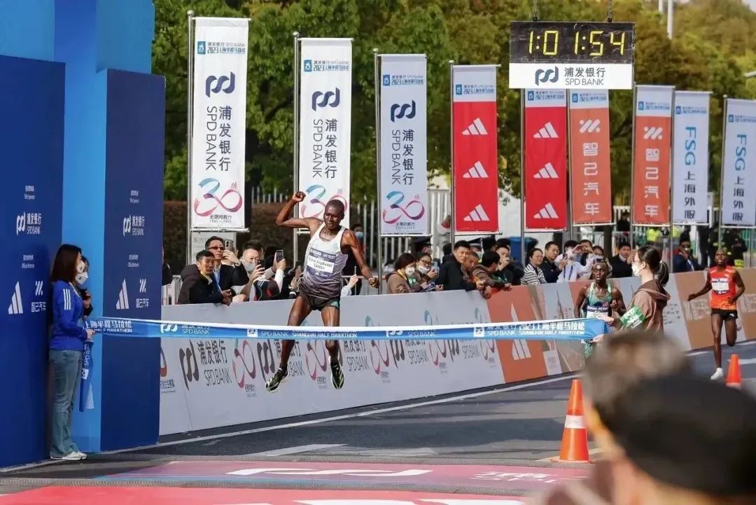 阿迪达斯首发,从足球到羽毛球的华丽转身