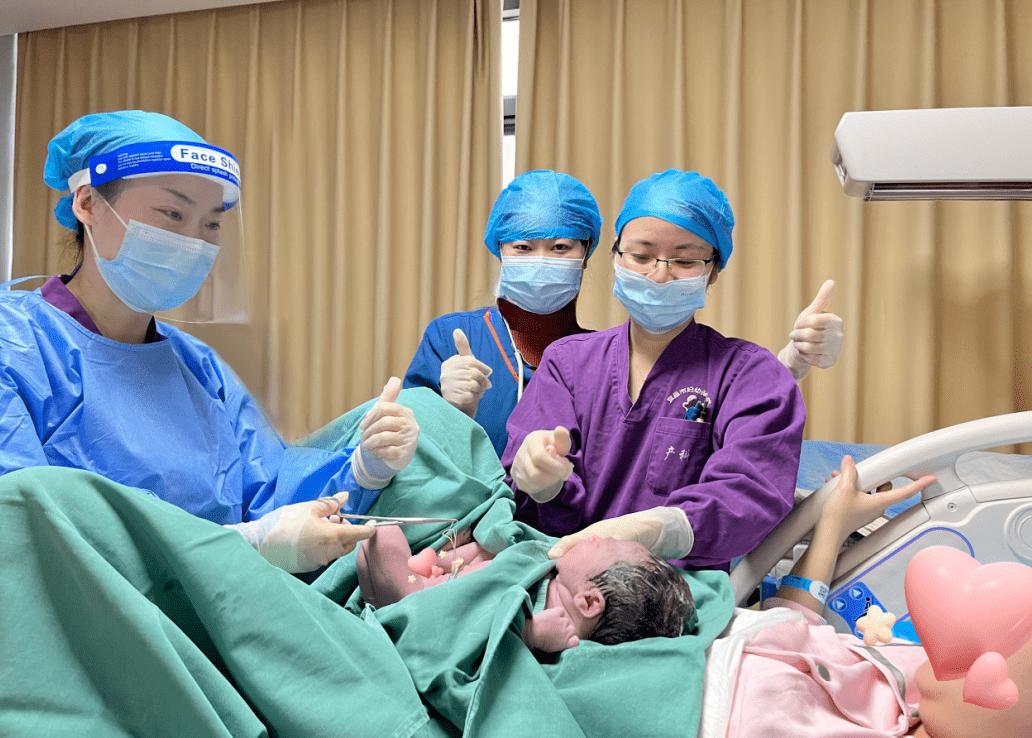 17岁女孩顺产太用力，喷男医生一身屎尿，她说再也不想生孩子了！