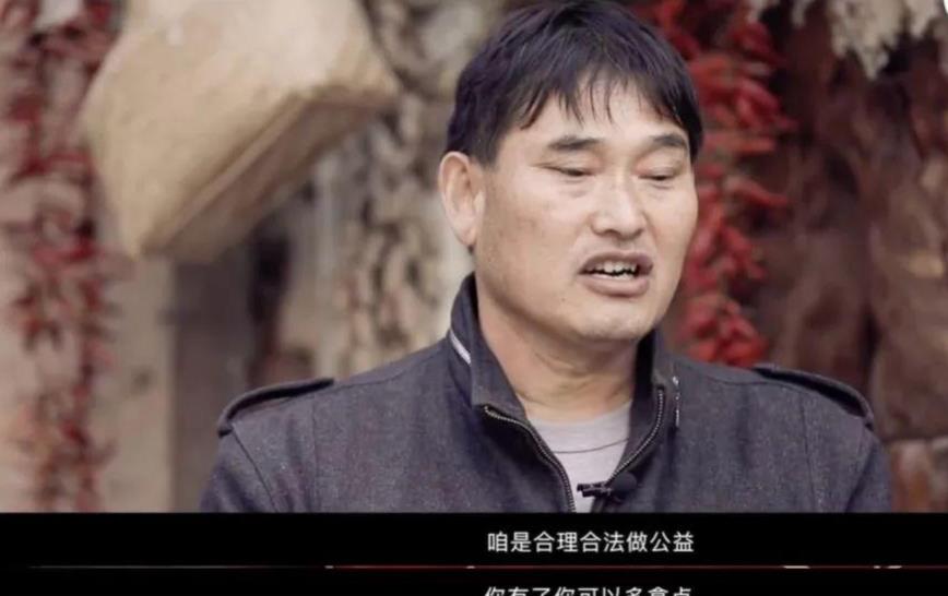 大衣哥出门被粉丝围了,大衣哥被堵门完整版