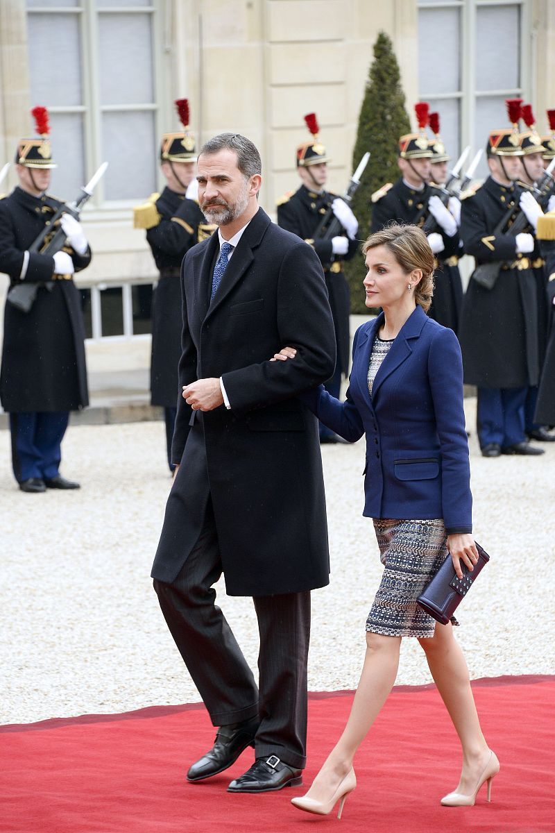 西班牙王后白色连衣裙穿搭,西班牙王后穿衣黑白色衬衫