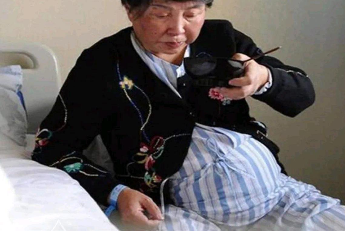 60岁失足老人生下双胞胎现状,60岁冒死生下双胞胎的老太太