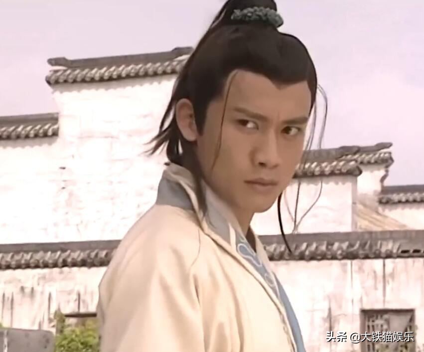 同样是演“俏罗成”，有人俊而不娘，有人油腻耍帅，放一起差距大