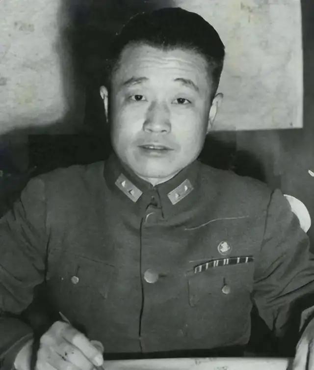 国军少校闯进解放区，要求见*长首**，李克农得知后激动回复：善待他