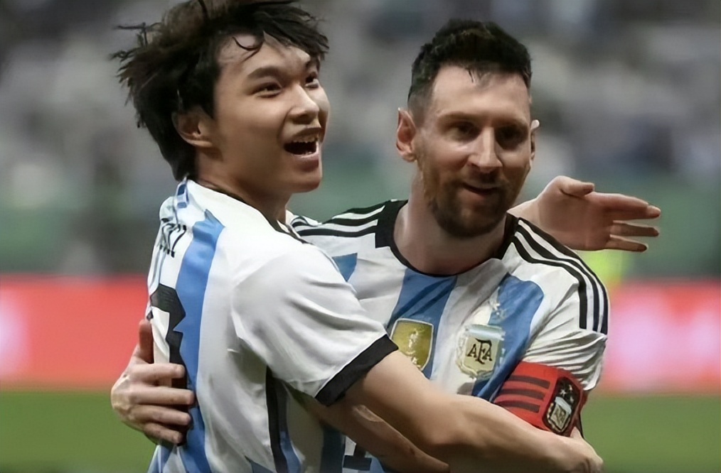 闯进场拥抱梅西球迷发声,球迷冲进球场拥抱梅西跑了多少米