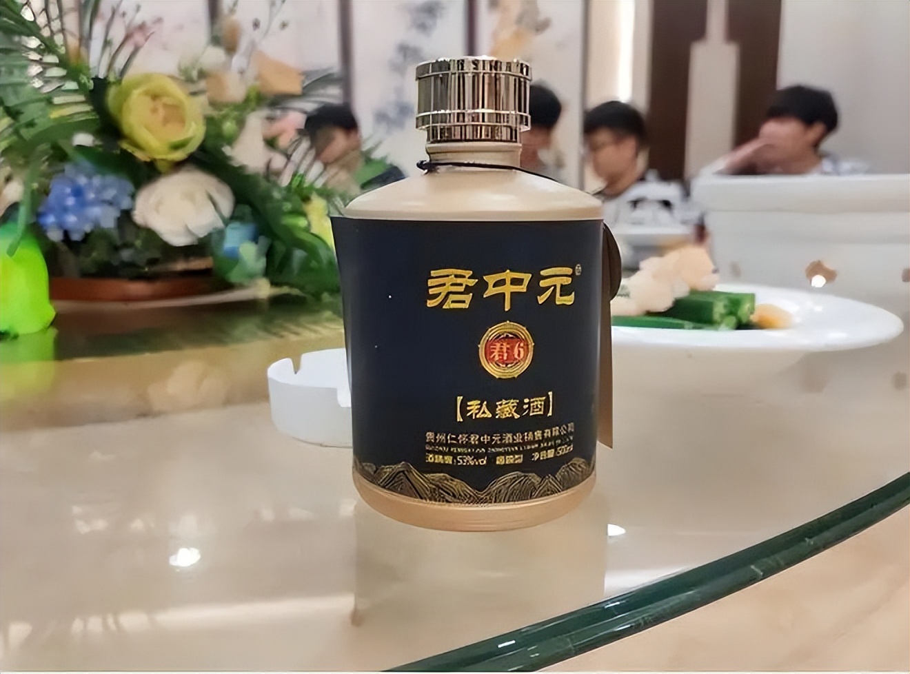 深圳一大爷“藏酒柜”火了，网友眼尖发现“端倪”直呼：真会喝