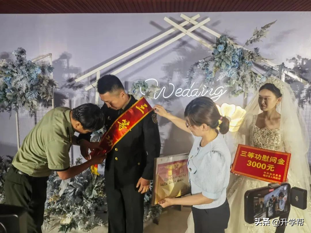 军人结婚现场送立功喜报视频大全,军人夫妻穿军装结婚现场送喜报