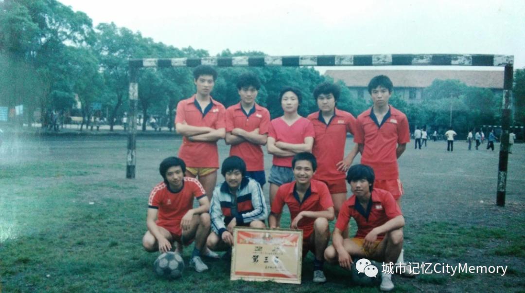 东风广场附近的篮球场,东风广场球场