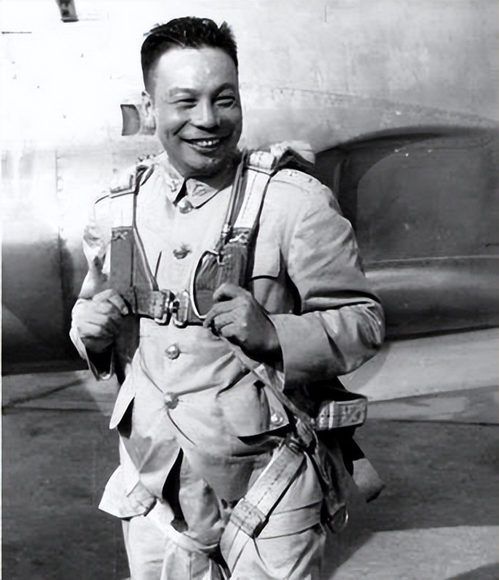 副艇长和小卖店老板娘偷情被举报，竟意外揭开特务惊天阴谋