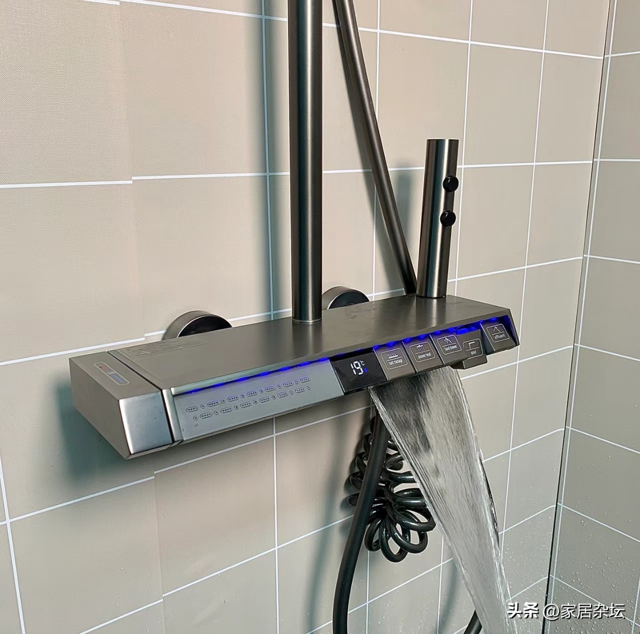 花洒用了三年还能换吗,入住一年的卫生间