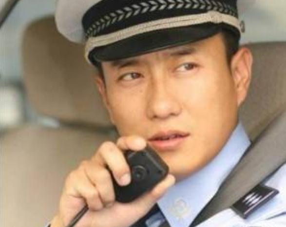 网红交警谭乔名场面,拯救无数司机的“网红交警”谭乔