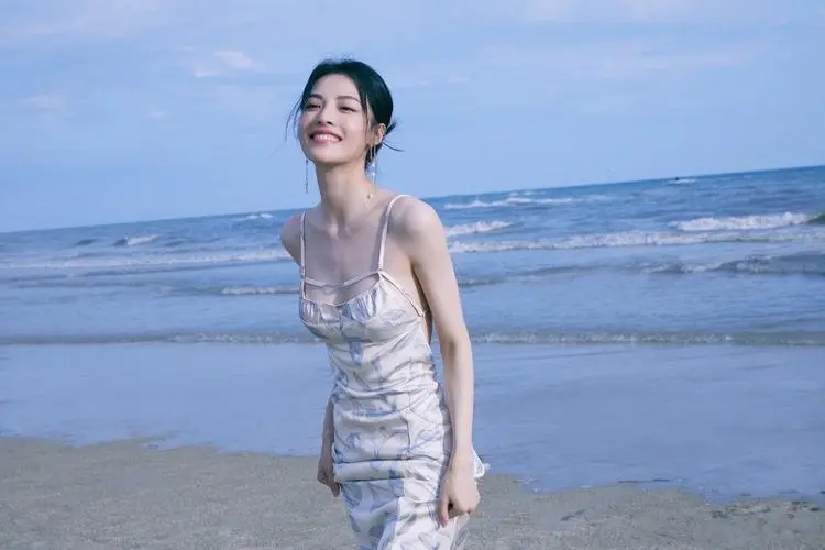 钟楚曦时尚大片释出，身穿白色吊带露肚脐，身材比例超好腿长惊人