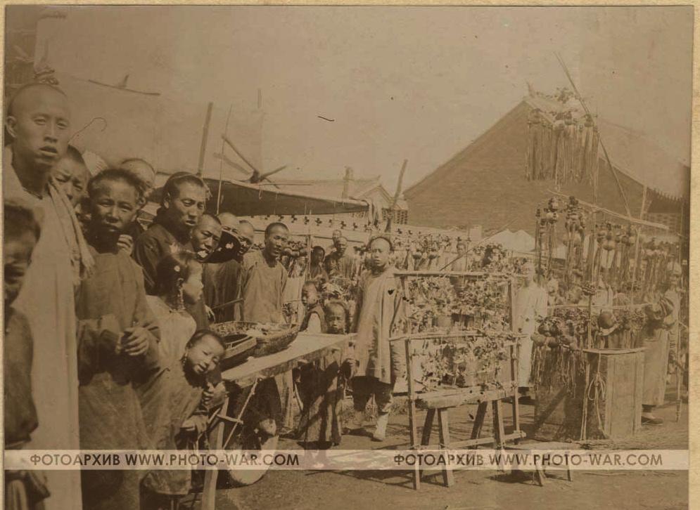 清未老照片：贵族奶娘哺乳小少爷，*女妓**在洋人怀里衣衫不整