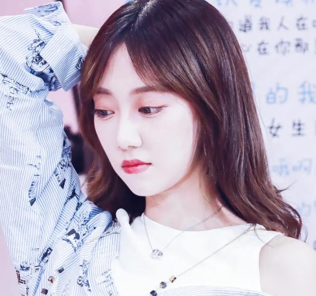 鞠婧祎前队长被限制消费，公司申请让她成老赖，为陆思恒背债120W