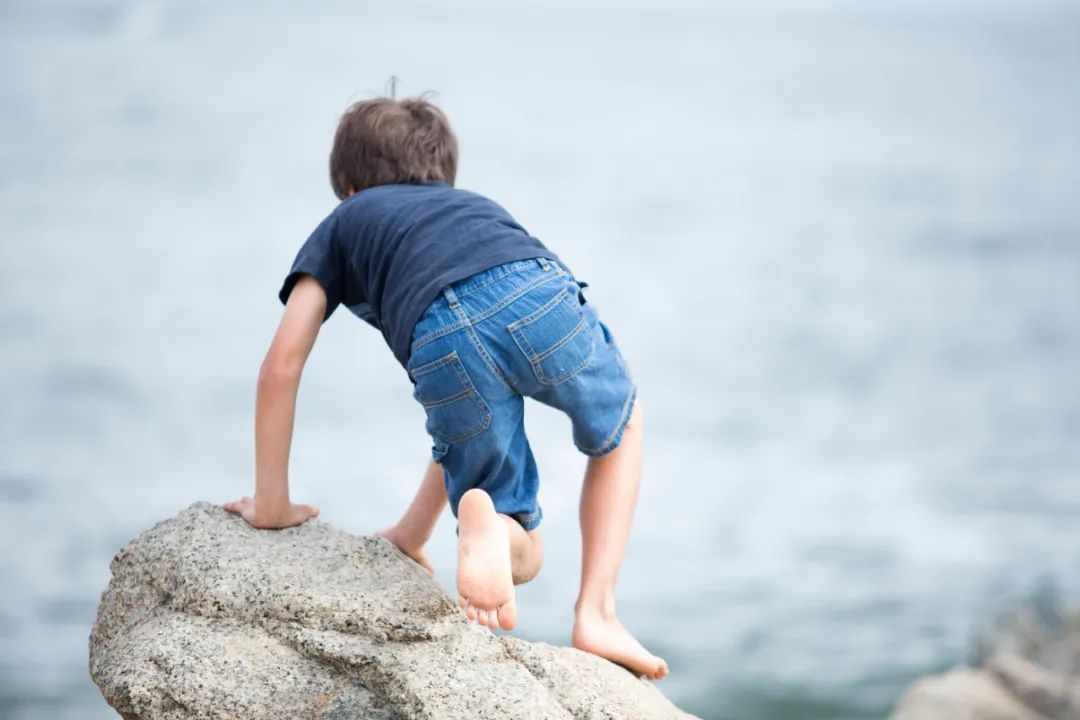 7岁女孩把4岁男童塞进深井,7岁女孩将4岁男童扔井里过程