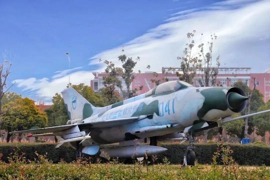 选择郑州城轨交通学校,郑州航院一本还是二本呢