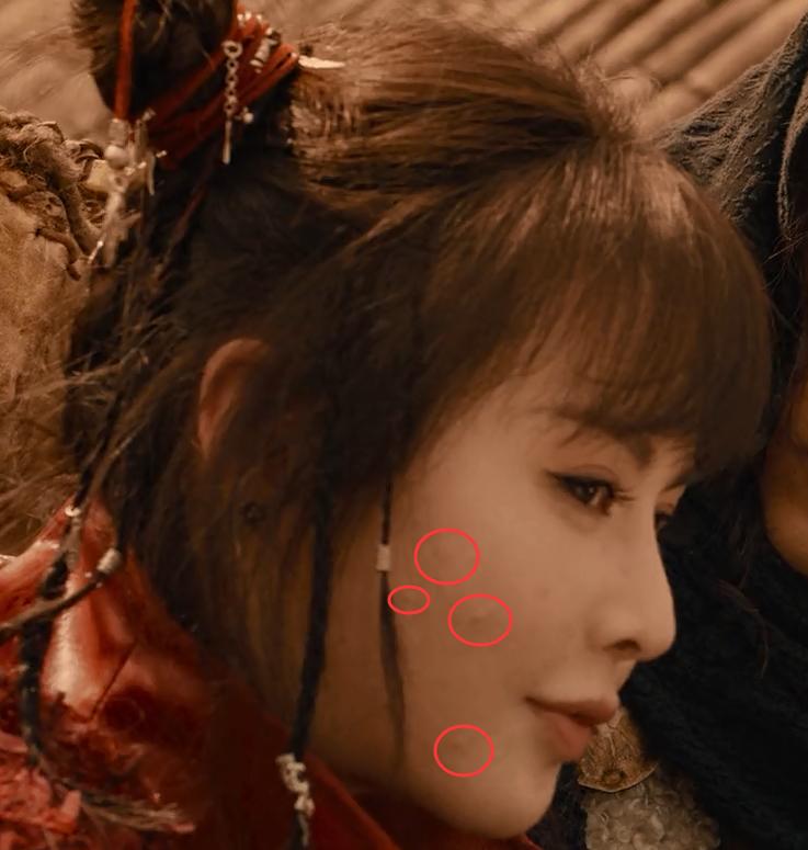 一个斜眼，一个满脸痘痘，这颜值王晶你也吹的下去？