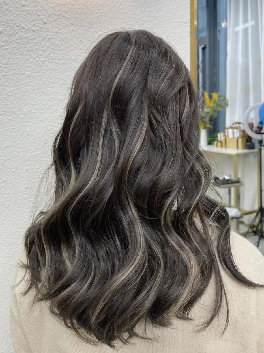 别再染挂耳染了，今年流行的“巴黎画染”太好看了