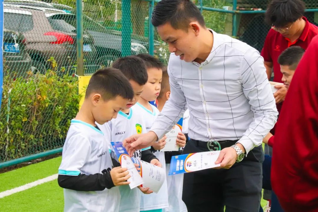 足球亲子嘉年华活动方案,足球嘉年华亲子作品