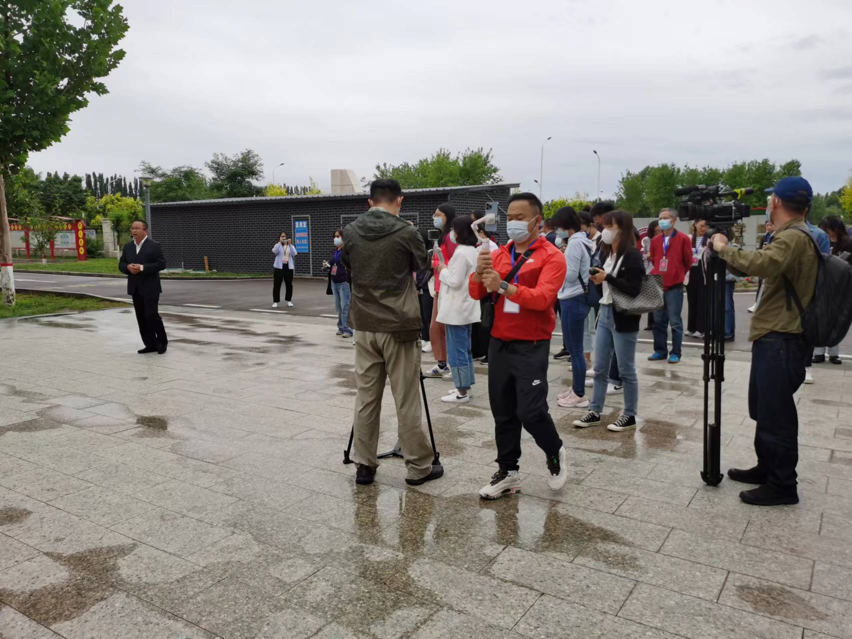 冬不拉拨动两岸记者的心弦，*疆新**特克斯县一中素质教育结硕果