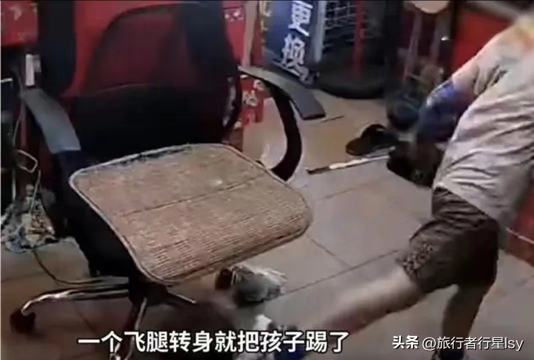 男孩踢哭11个月大女婴,男孩踢踹11个月婴儿