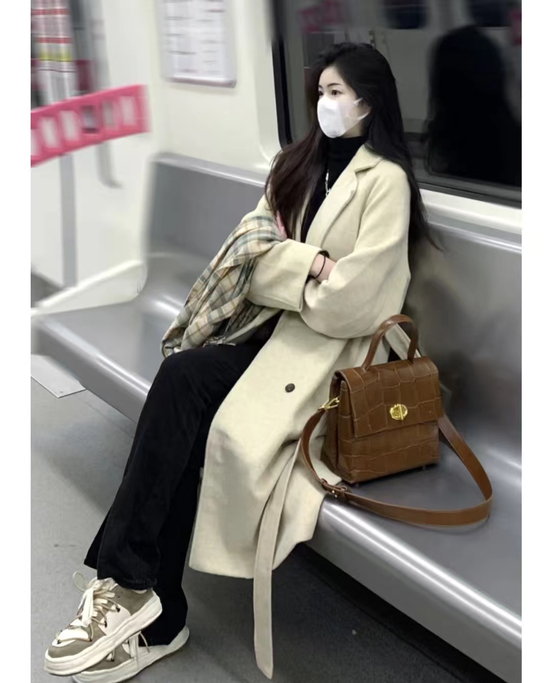 燕麦色大衣内搭什么颜色毛衣,燕麦色大衣高级穿搭图片