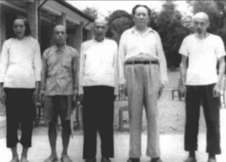 毛主席表兄参加国庆观礼愤然离席，毛主席得知原因后：我不是皇帝