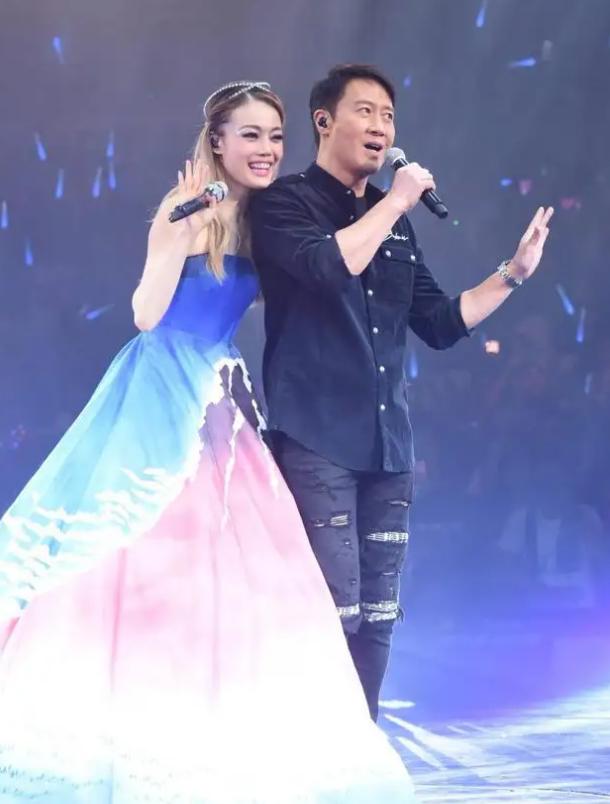 亚洲婚纱女王杀进内娱，女星们集体坐不住了