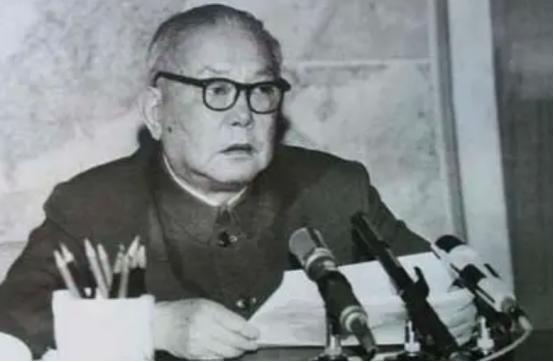 毛主席晚年生病后一抽烟就咳嗽，*先念李**知道后：您可以试试雪茄烟