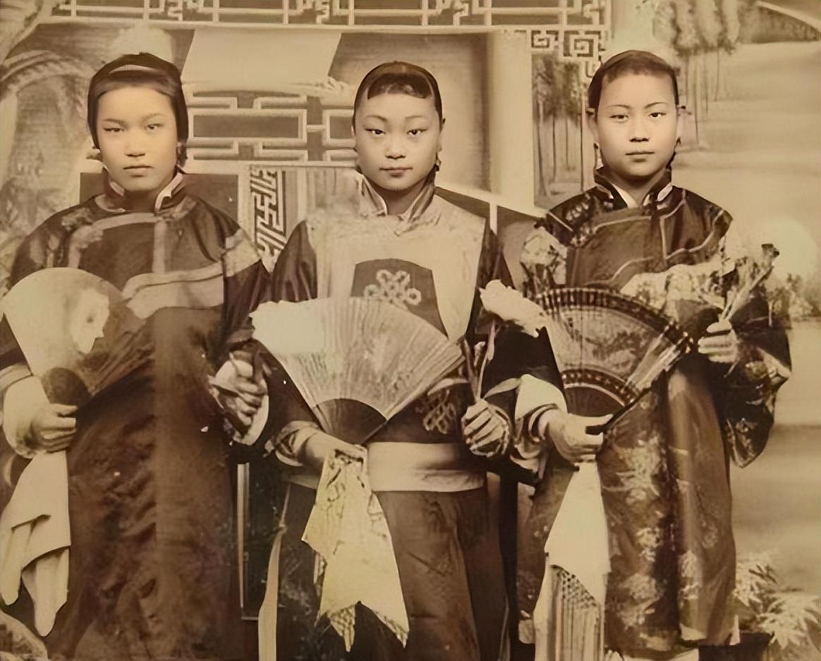 女子穿侵华日军服装摆拍新闻视频,女子身着日本侵华军装露脸