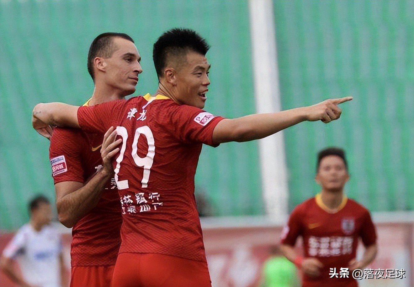 张玉宁最新比赛中国足球,张玉宁踢球视频张玉宁头槌破门