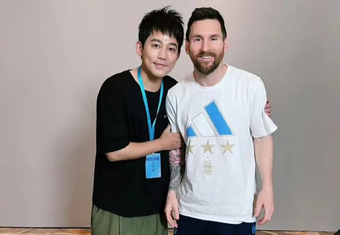 薛之谦商演拥抱粉丝,薛之谦拥抱梅西