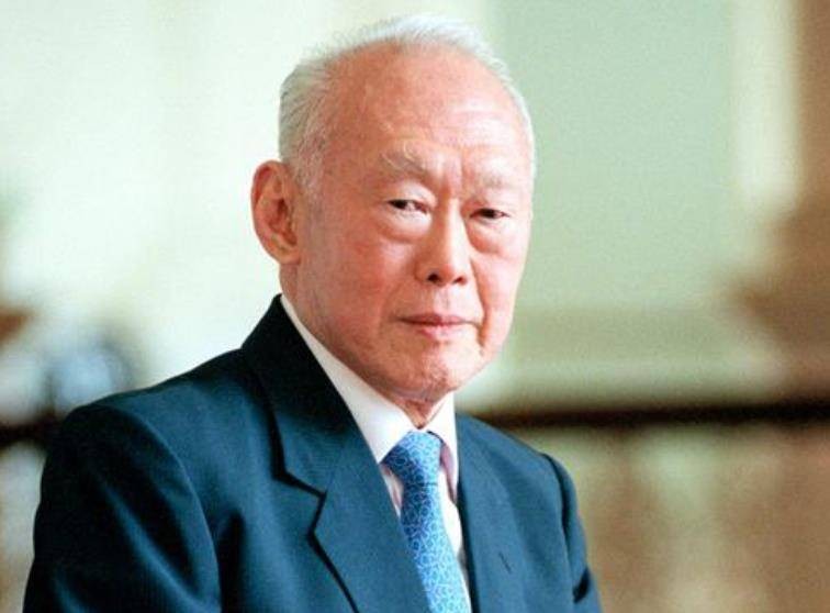 英国将48枚*弹核**对准我国，阻碍我国收复香港，毛主席一招解决困境