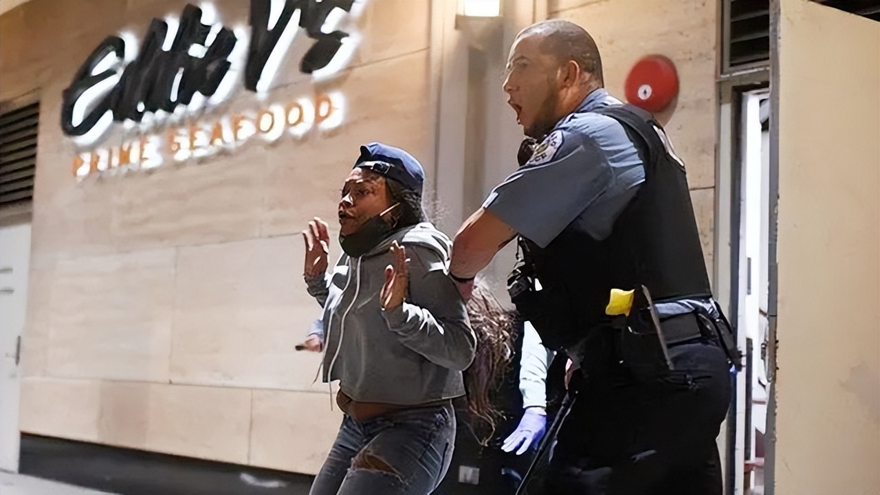 美国小伙在中国生活8年，回国后绝望吐槽，连夜买机票回中国