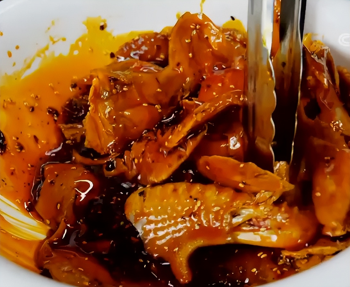 农村姑娘隐居深山创业养鸡,打工妹林下养鸡年入20万