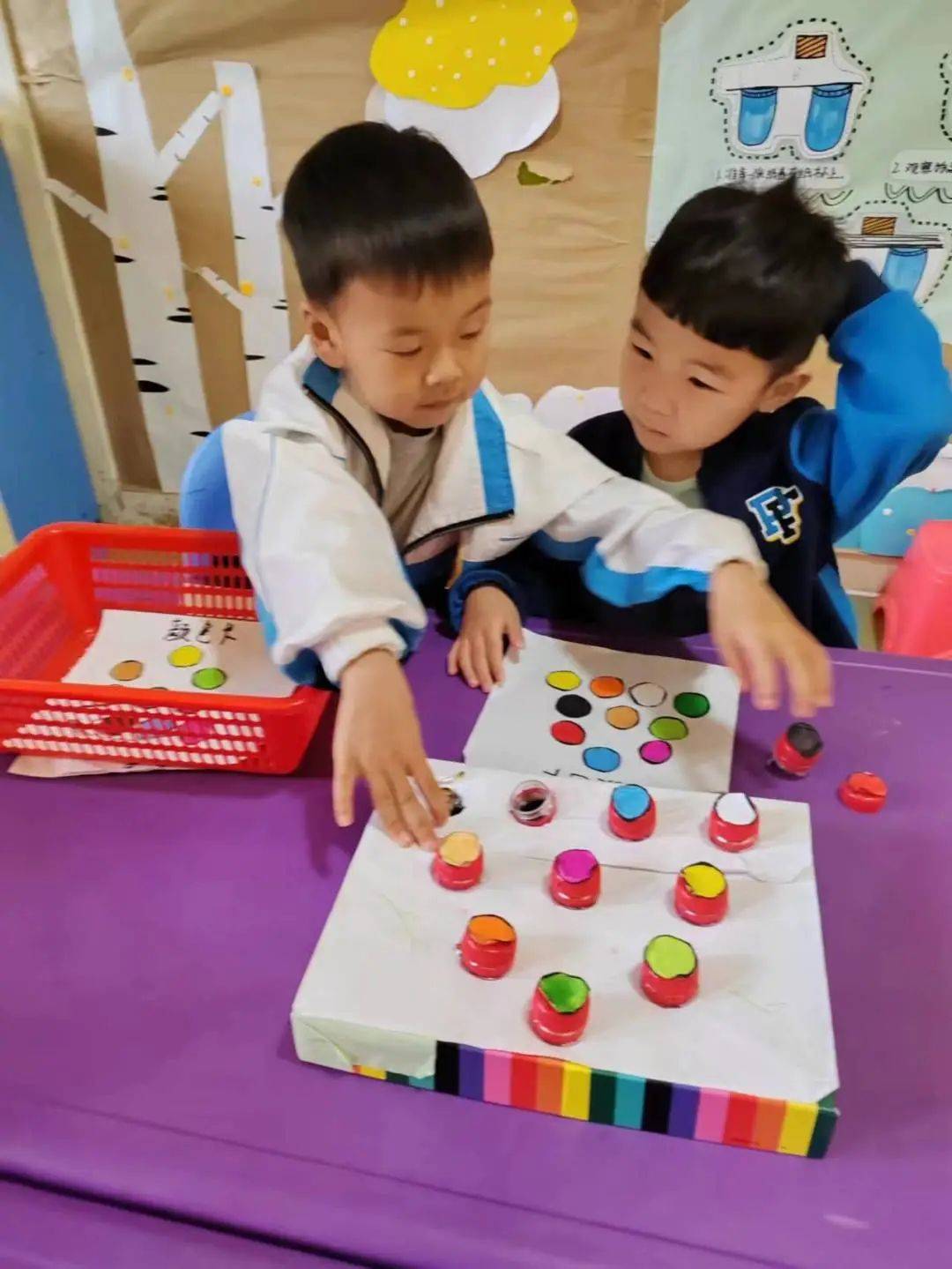 “戏”动童年，“域”见未来——诺亚舟开心果幼儿园区域活动