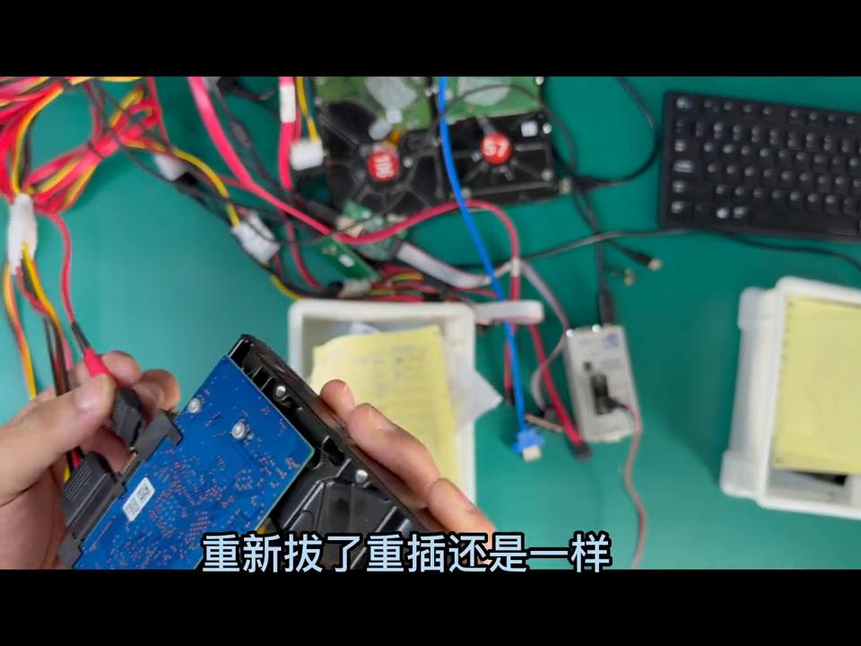 拍了一下电脑就死机了,拍一下桌子电脑就卡住不动