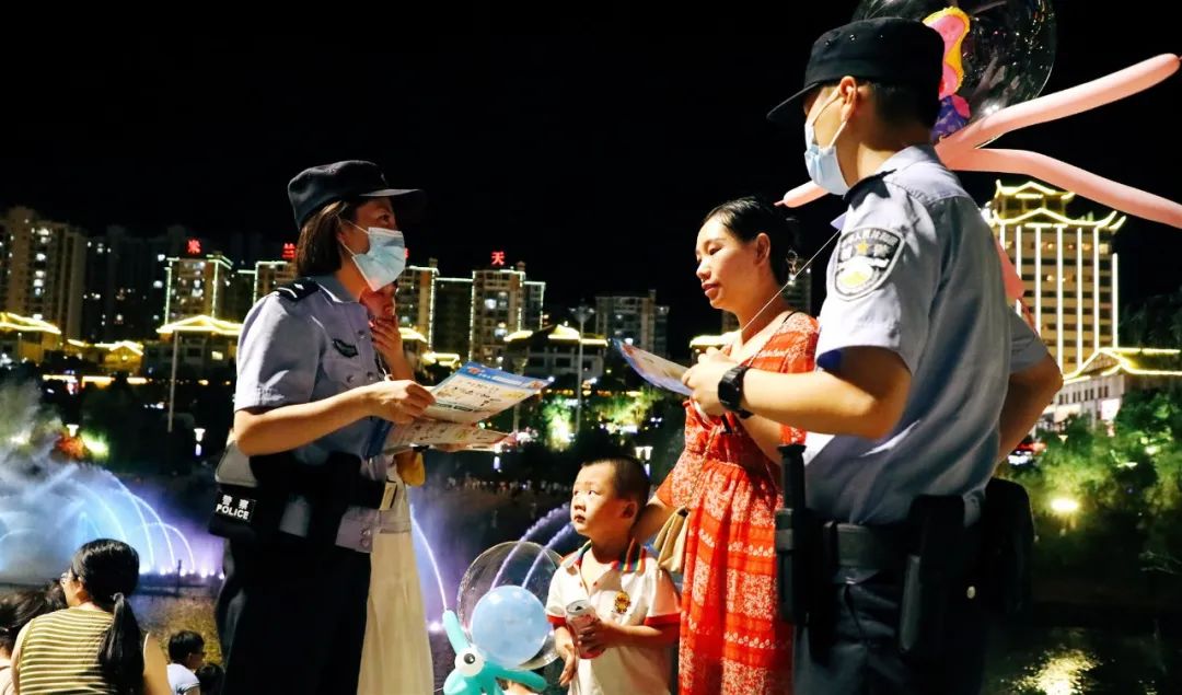 【夏季治安打击整治“百日行动”】当晚抓获65人！恩施公安开展夏夜治安巡查宣防第二次集中统一行动