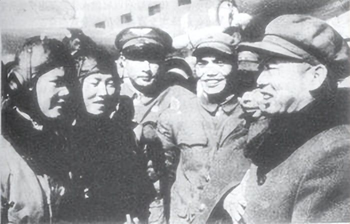 新中国培养首批女飞行员，毛主席指示：不要培养成演员！